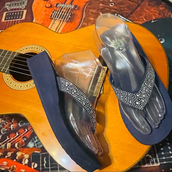 🌼 Cute Yellow Box Blue Rhinestone Flip Flops! - Picture 8 of 12